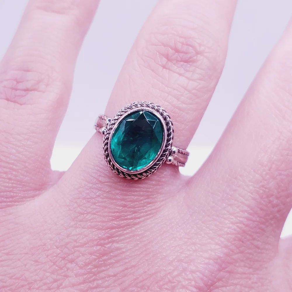 Oval Emerald Green Quartz & 925 Sterling Silver Bezel Set - Rope Design Ring